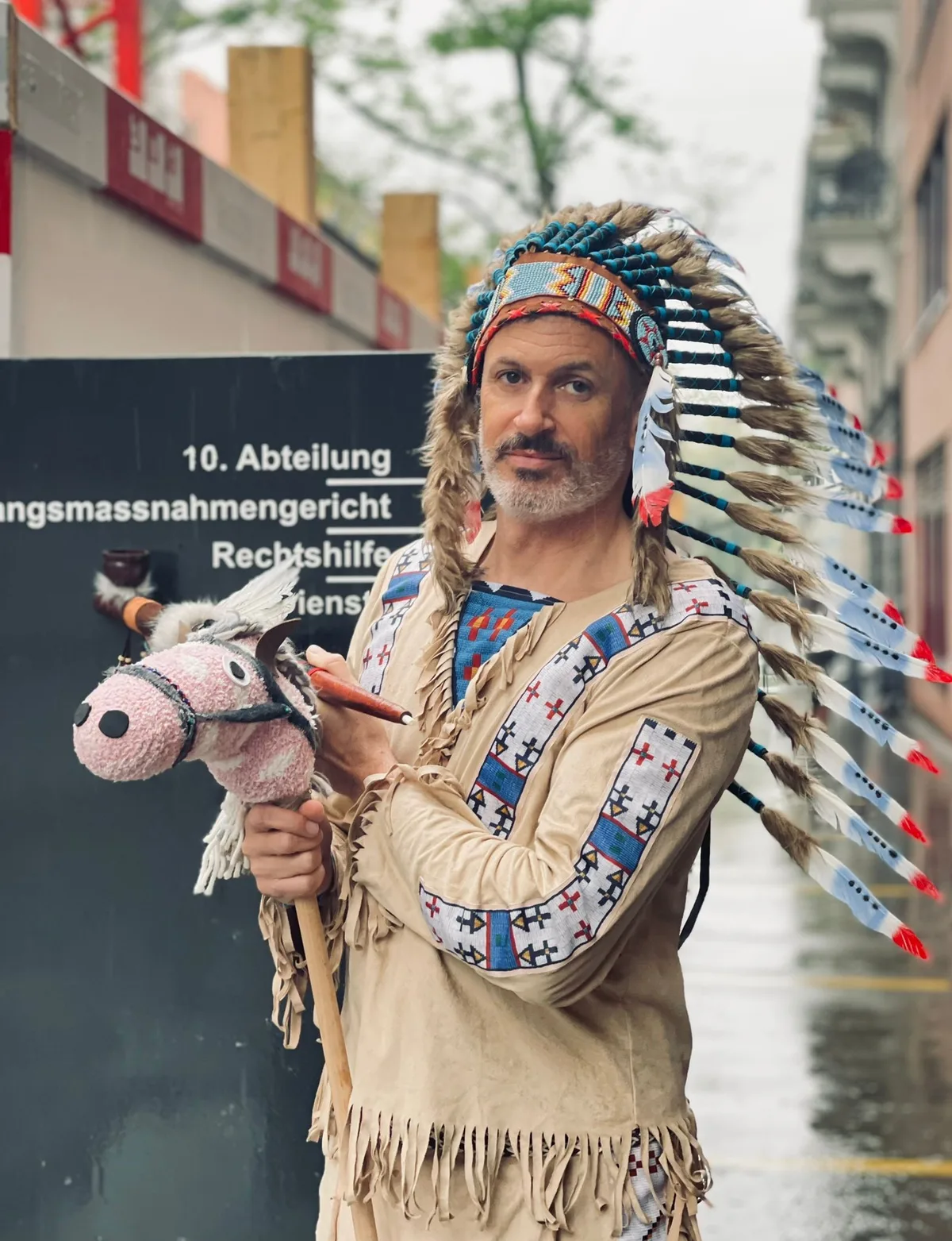 Ein Mann ist als Winnetou verkleidet.